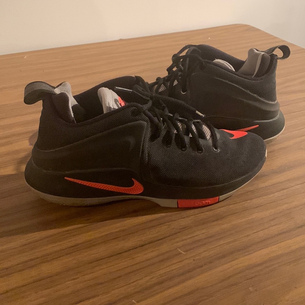 Man’s basketball shoe